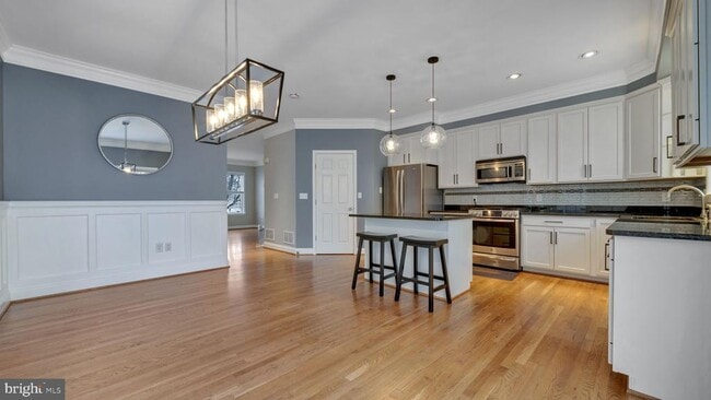 Building Photo - 1833 Drew St