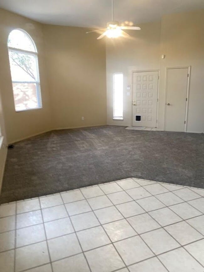 Building Photo - Cute townhome conveniently located in Nort...