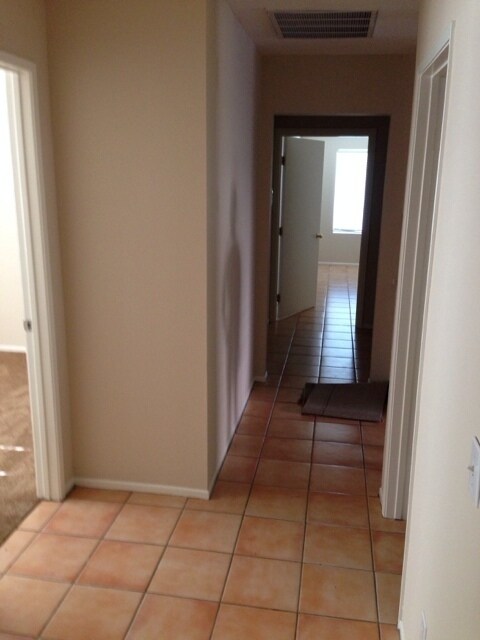 Building Photo - 3 BEDROOM, 2 BATHROOM CLOSE TO SCHOOLS!