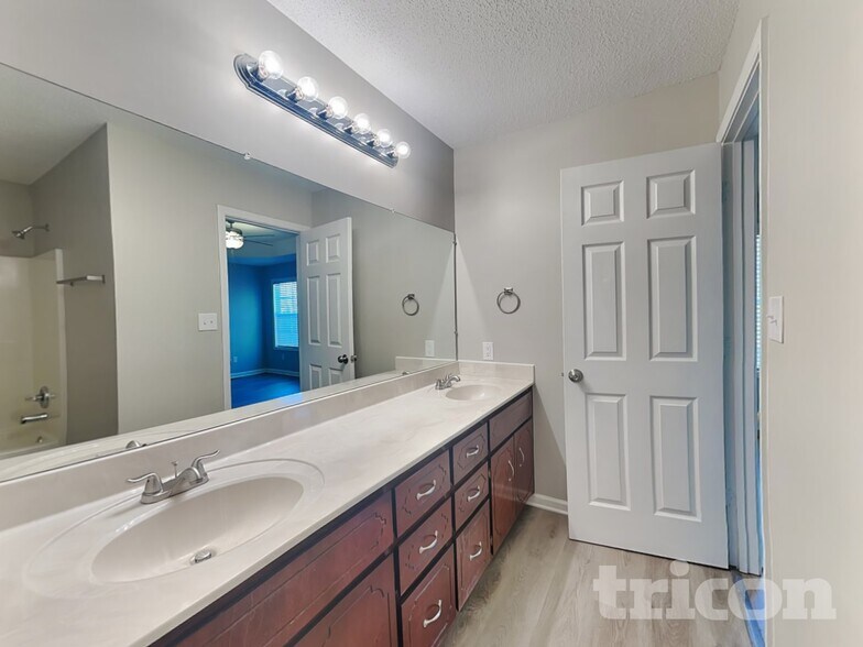 Building Photo - 622 Ashley Oaks Dr