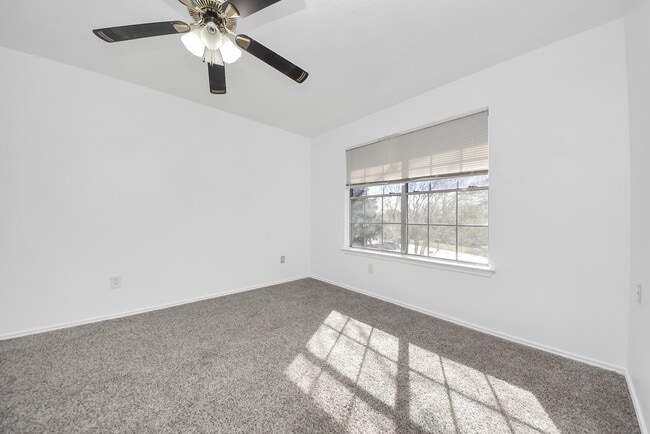 Building Photo - 403 Willow W Dr