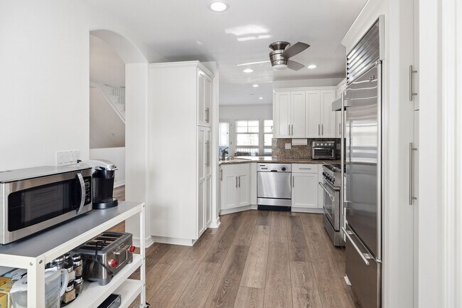 Building Photo - 231 Aviation Pl