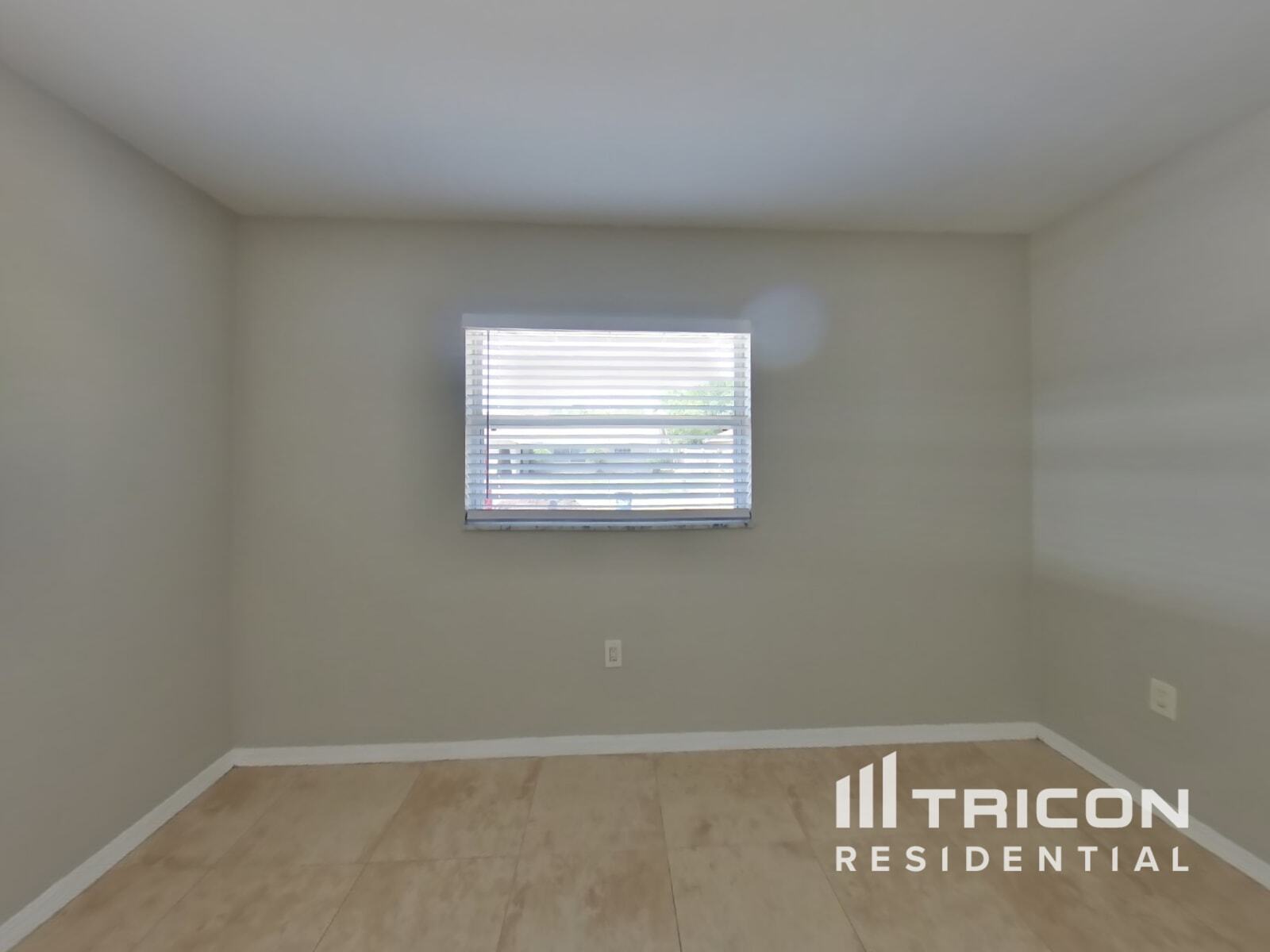 Building Photo - 1456 Lakeview Dr