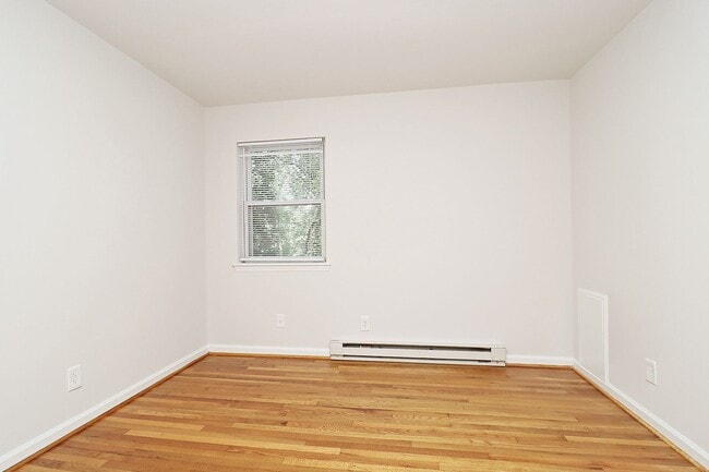 Building Photo - Student & Pet-Friendly Duplex With Ting In...
