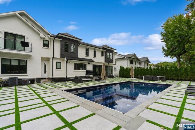 Building Photo - 44 Floral Terrace