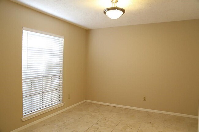 Building Photo - 2323 Manorwood St