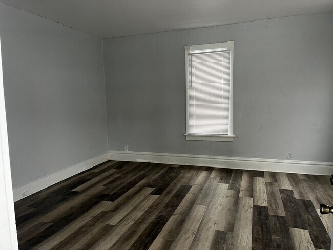 Building Photo - Welcome to the 3 Bedroom Home West Peoria
