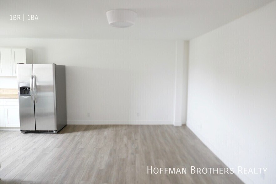 Building Photo - 925 1/2 W 41st Dr