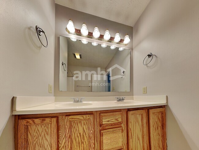 Building Photo - 489 E Quail Ridge Dr