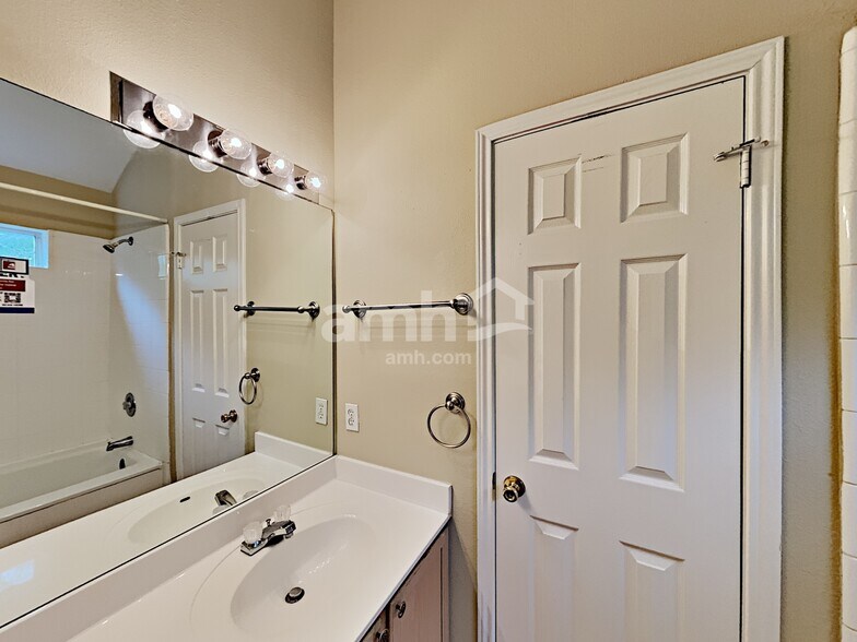 Building Photo - 54 Lockspring