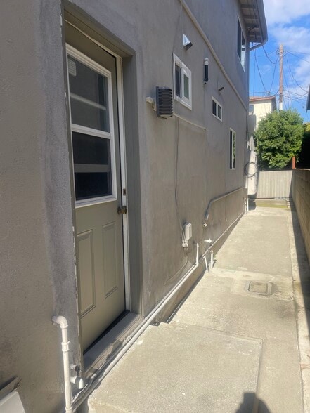 Building Photo - 2703 Nelson Ave