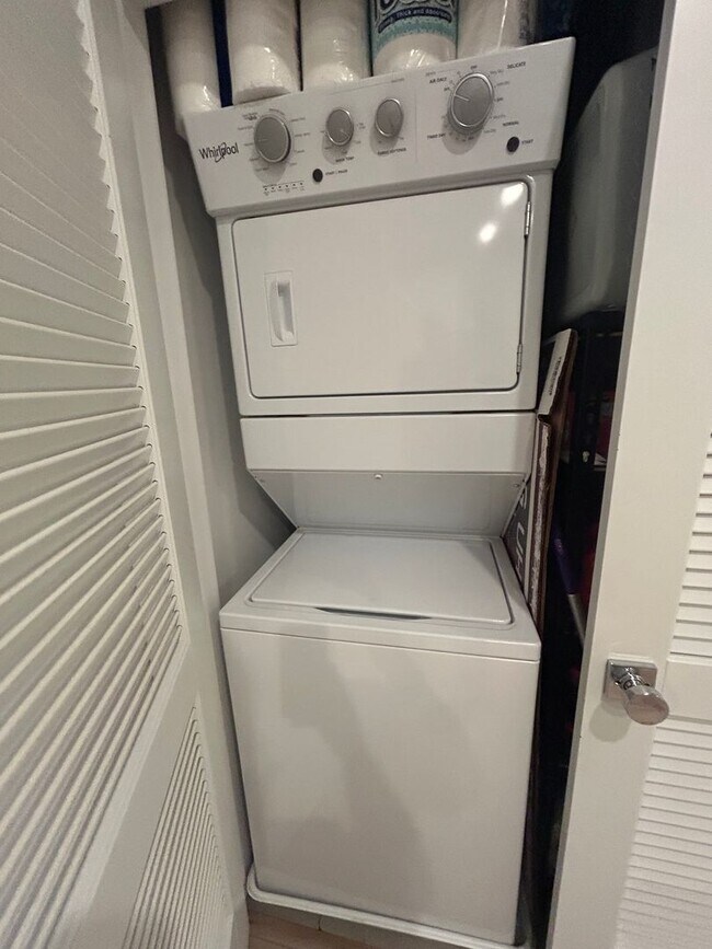 Building Photo - 1646 W Belmont Ave