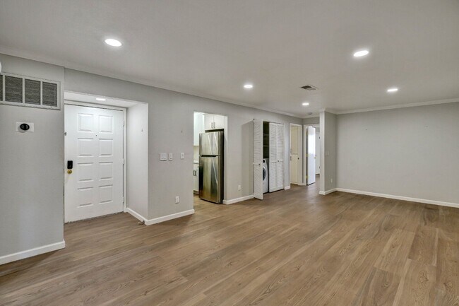 Building Photo - 614 San Conrado Terrace