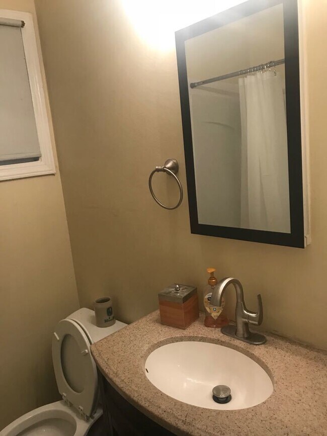 Building Photo - Move in Ready!!