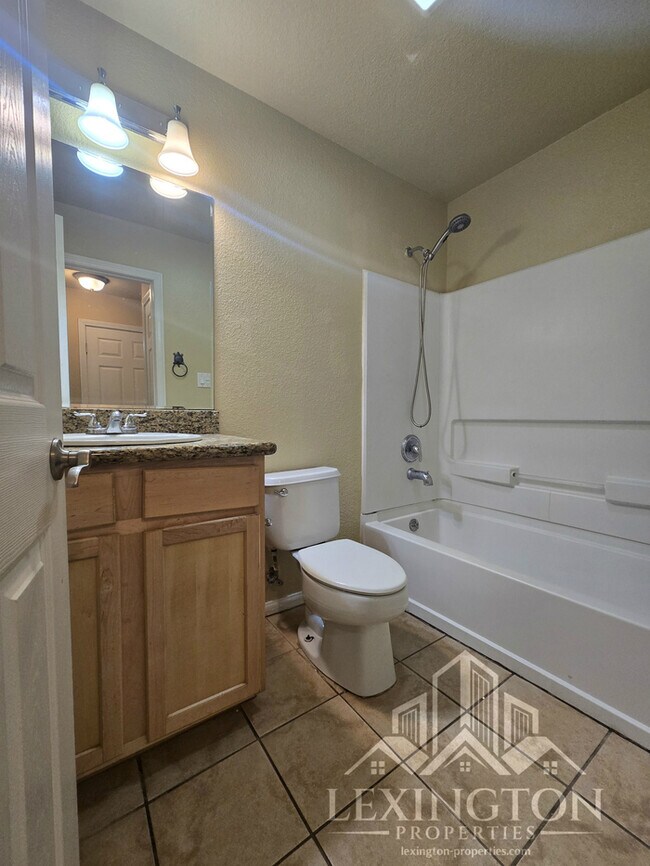 Building Photo - Beautiful, 2BD/1BA, Condo in The Villaggio community, near Madison Ave. and American River College!