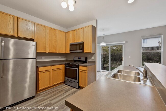 Building Photo - 4051 Blackstone Dr