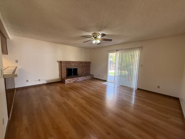 Building Photo - 3 bed 2 bath home available now!