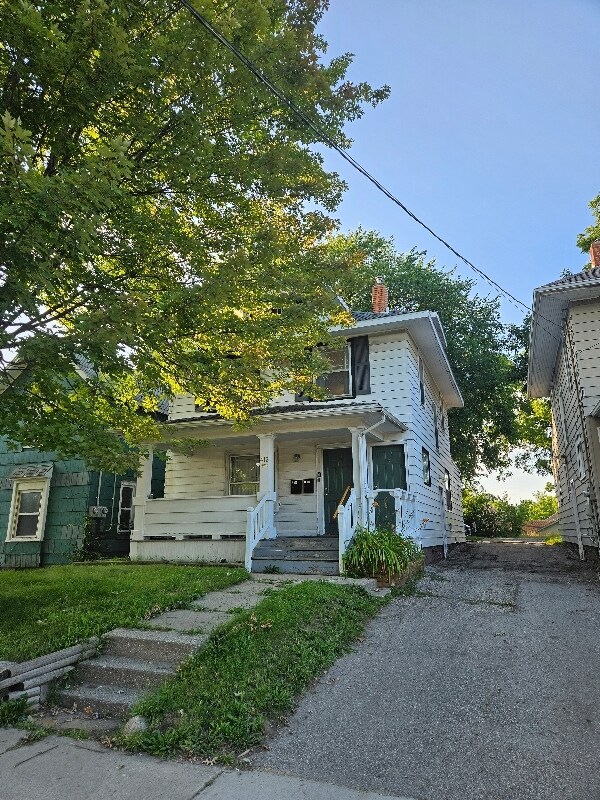 Building Photo - 412 W Saginaw St