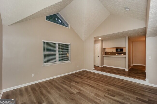 Building Photo - 540 Hillsdale Dr