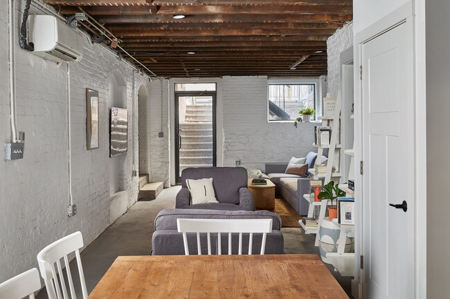 Building Photo - Common Hamilton (Furnished Rooms)