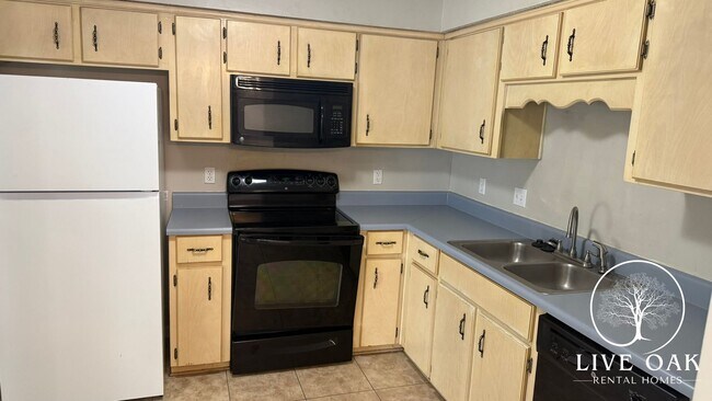 Building Photo - ENJOY A $500 MOVE-IN CREDIT WHEN YOU LEASE TODAY!**