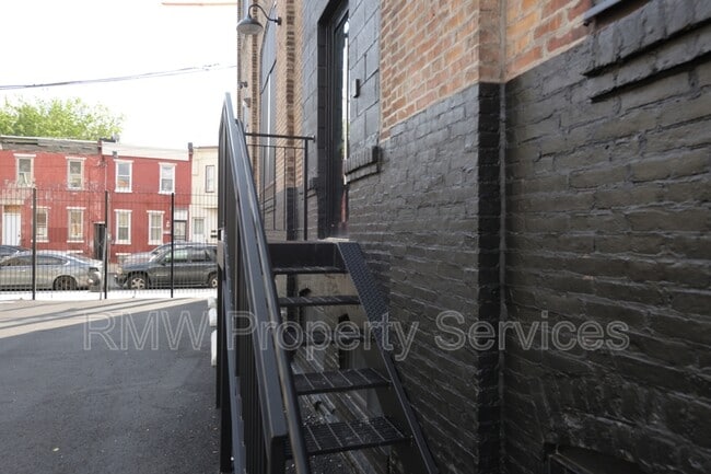 Building Photo - 1901 E Willard St
