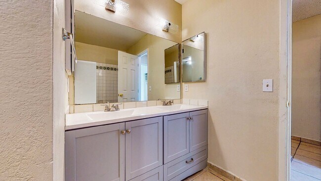 Building Photo - 2 BEDROOM 1 1/2 BATH TOWN HOME