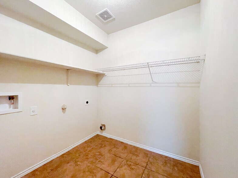 Building Photo - 6632 Burling St