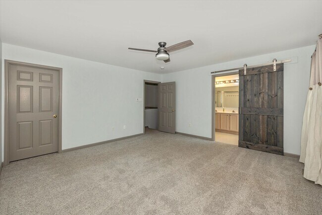 Building Photo - Twin Arch Crossing Rental