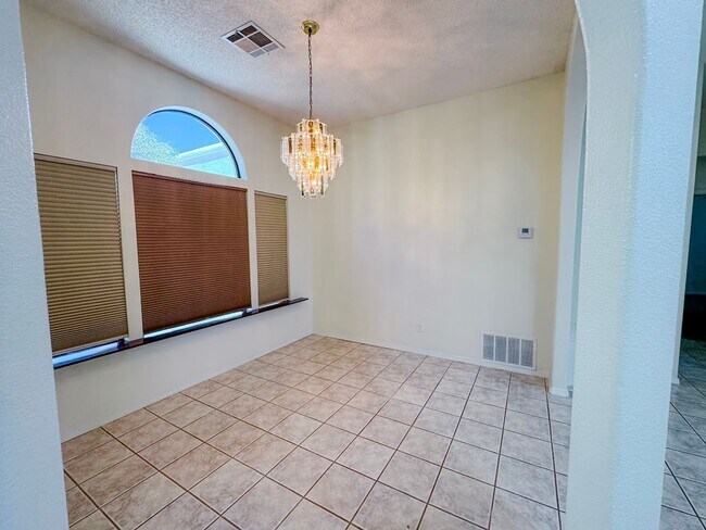 Building Photo - 544 Eagle Dr