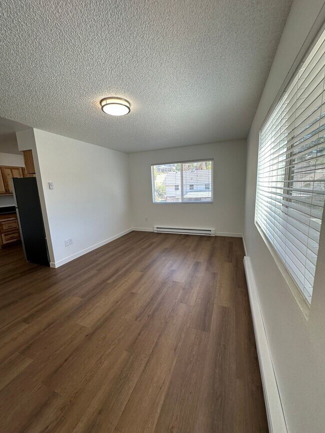 Building Photo - SPACIOUS 3-BEDROOM HOME NEAR OREGON TECH AND SKY LAKES  Located just 1.5 miles from Oregon Tech a...