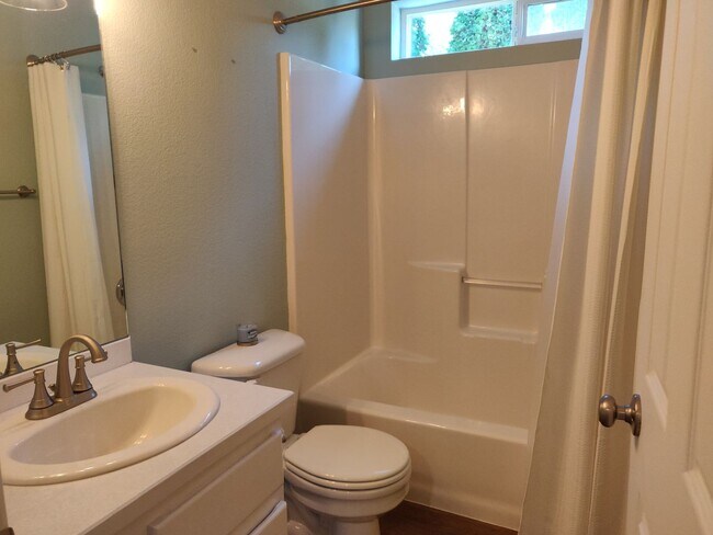 Building Photo - Stylish SW Bend 3×2 with Fenced Yard