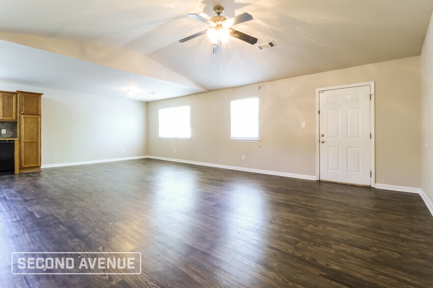 Building Photo - 209 Spring Branch Dr