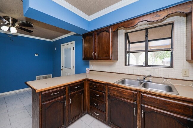 Building Photo - 806 Bustamante St