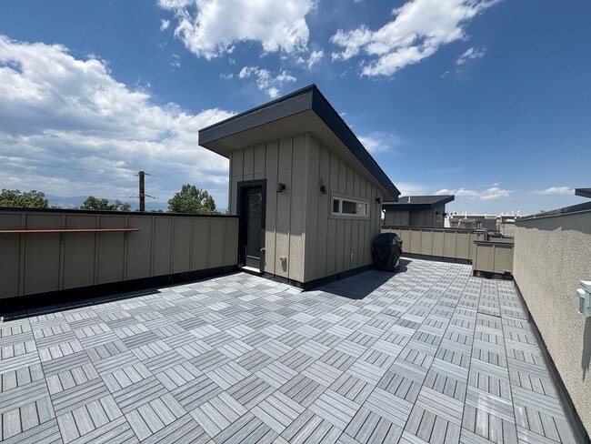 Building Photo - Beautiful 2 BR 4BA in the Highlands
