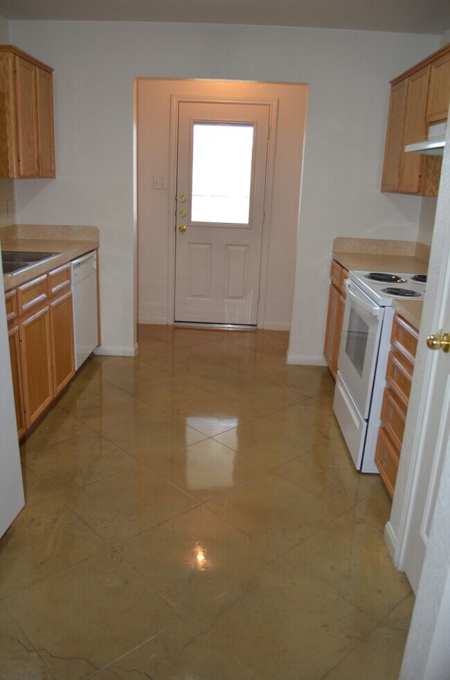 Building Photo - 928 Rosewood Dr