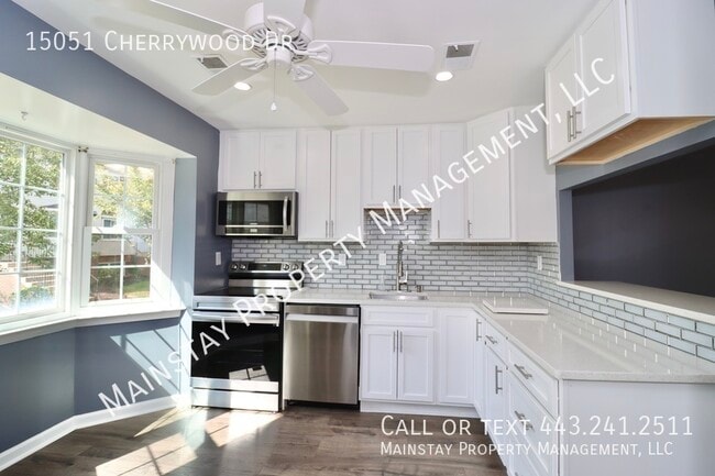 Building Photo - Updated End Unit Townhome W/ Fenced in Yard!