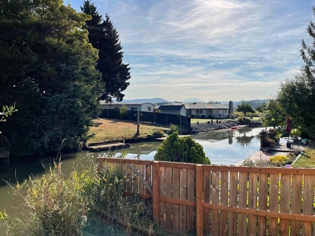 Building Photo - BEAUTIFUL THREE BEDROOM AT SILVER LAKE