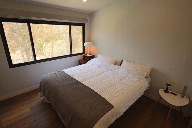 Building Photo - Furnished Recently Renovated Townhome