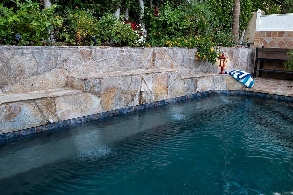 Building Photo - 60755 Living Stone Dr