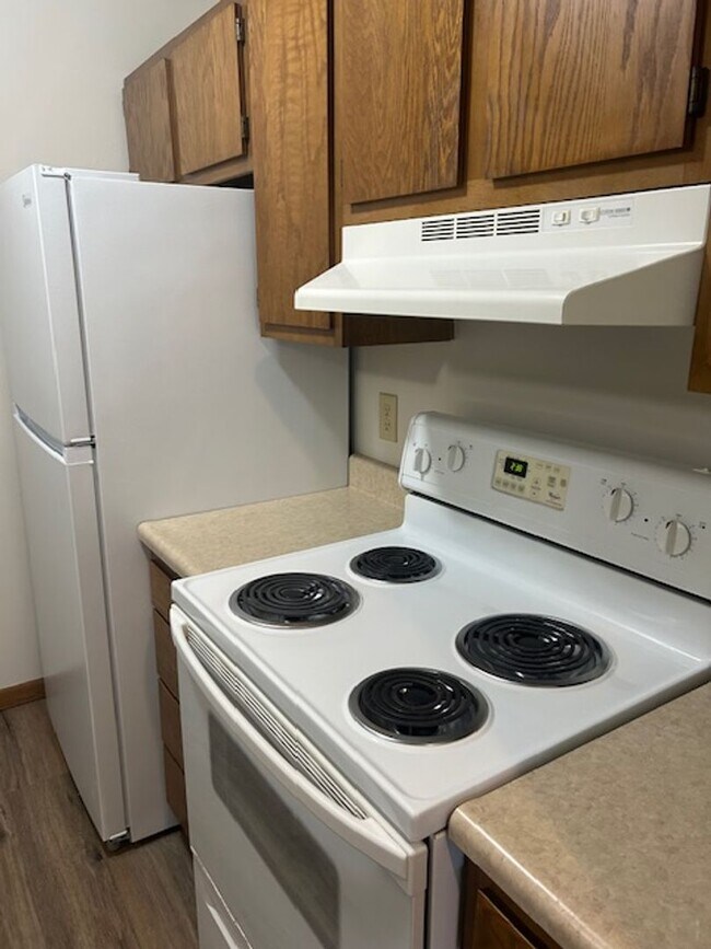 Building Photo - 2 bedroom 1 bath, middle floor apartment with private balcony