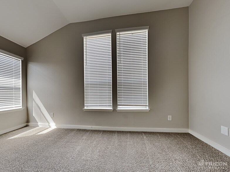 Building Photo - 200 Oaklawn Dr