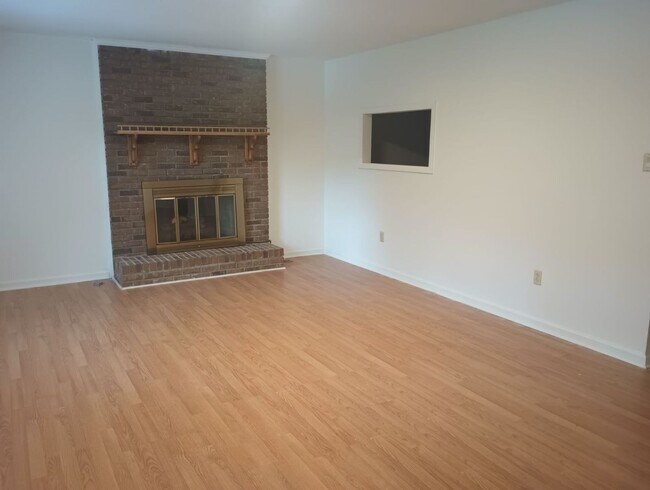 Building Photo - 121 Gould Dr