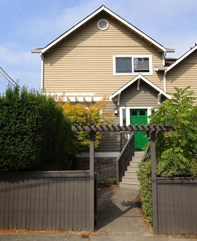 Building Photo - 3Bd/3.5Ba Seattle Townhome