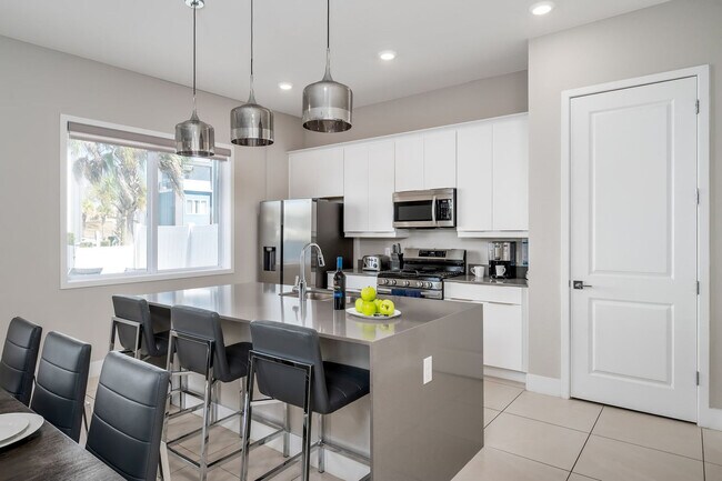 Building Photo - 7770 Sandy Ridge Dr