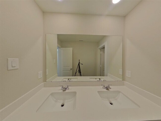 Building Photo - 9835 Willow Creek Commerce Dr