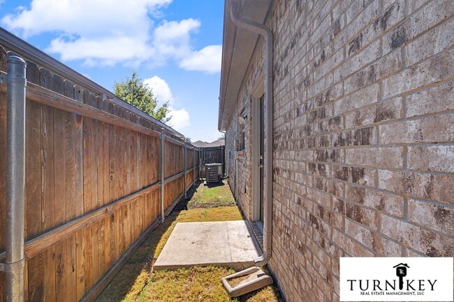 Building Photo - 221 Stewart Bend Ct