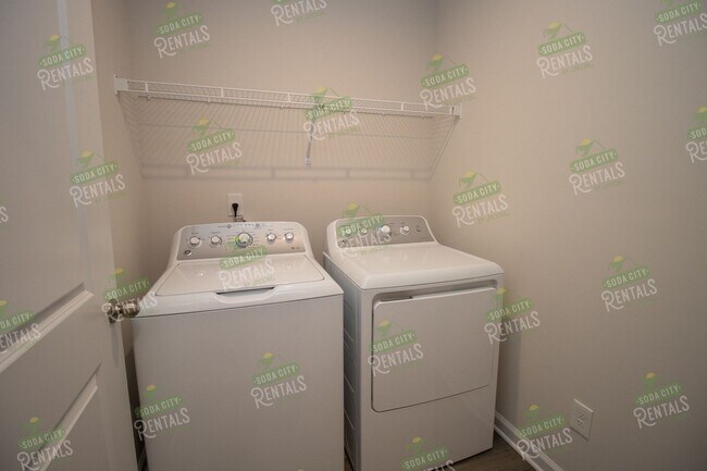 Building Photo - Modern 4 Bedroom Home ~ Minutes to Fort Jackson ~ Available May 2026!