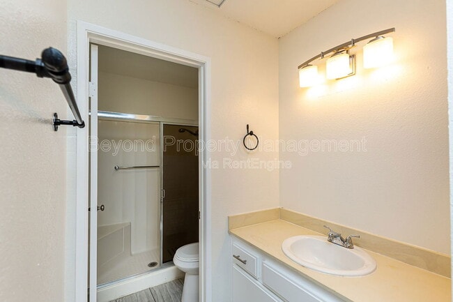 Building Photo - 3661 Cactusview Dr