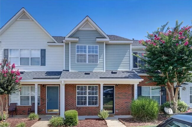 Building Photo - Amazing 2 bedroom 2.5 bathroom townhouse in NW Greensboro Keswick Place. Lawn care included.
